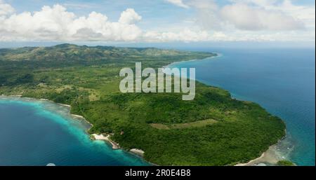 Bella parte orientale di Siquijor, dove Salagdoong Beach si trova con una spiaggia di sabbia bianca e acque azzurre circondato da una barriera corallina. Filippine. Foto Stock