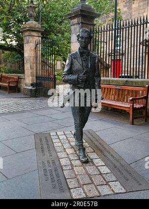 Statua a grandezza naturale del poeta scozzese Robert Fergusson di fronte a Canongate Kirk, Royal Mile, Edimburgo, Scozia, Regno Unito Foto Stock