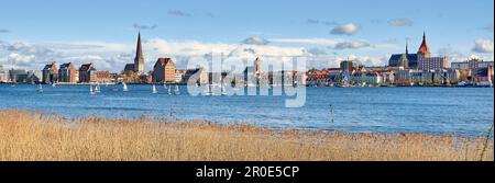 Vista panoramica sul Warnow guardando verso Rostock, Germania Foto Stock