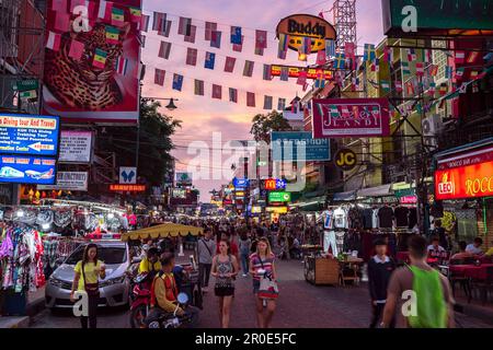 Khao San Road (party strip), Banglamphu, Bangkok, Thailandia Foto Stock