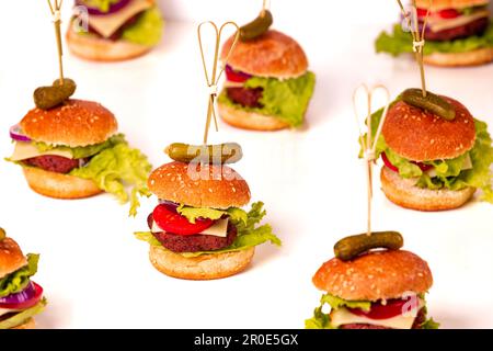 Piccolo hamburger vegetariano, sfondo bianco, dimensione intera Foto Stock