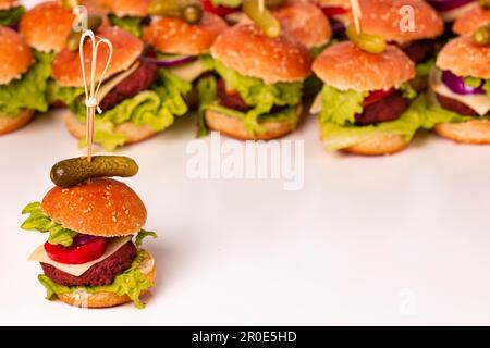 Piccolo hamburger vegetariano, sfondo bianco, spazio copia sottostante Foto Stock