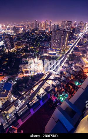 Vista dal 'Octave Bar' nell'Hotel Marriot della stazione dello skytrain, Thong lo, Bangkok, Thailandia Foto Stock