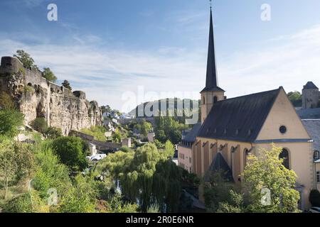 La Chiesa di San Giovanni a Grund con vista sul sentiero tra Grund e Oberstadt, Lussemburgo Foto Stock