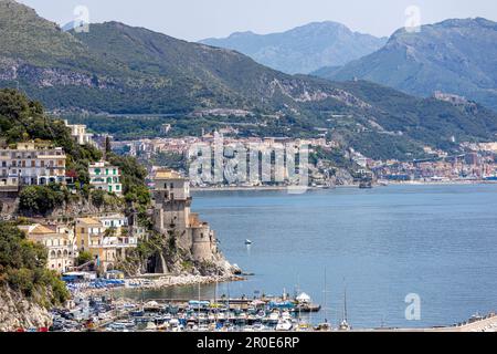 Vista di Cetara dalla strada principale, Costiera Amalfitana, Campania, Italia Foto Stock