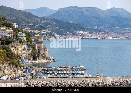 Vista di Cetara dalla strada principale, Costiera Amalfitana, Campania, Italia Foto Stock