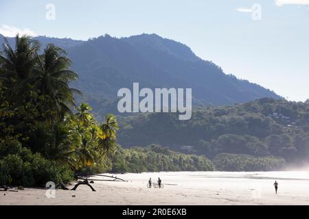 La spiaggia di Uvita, Parque Nacional Marina Ballena (Ballena National Marine Park), Costa Rica, America Centrale Foto Stock