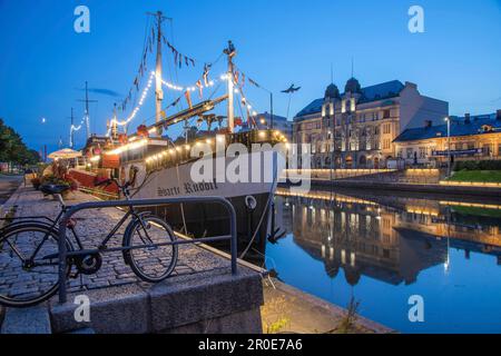 Una barca ristorante illuminata a Turku sul fiume Aurajoki, Varsinais-Soumi, Finlandia (costa sud-occidentale) Foto Stock