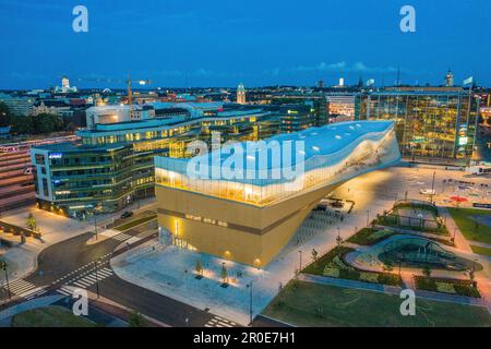 Vista notturna della Biblioteca centrale di Oodi, Helsinki, Finlandia Foto Stock