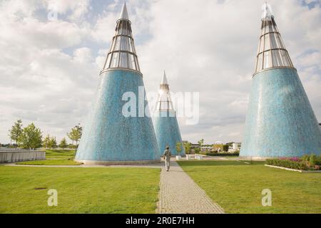 La Sala d'Arte ed esposizione della Repubblica Federale di Germania con tre guglie di luce sul tetto rivestito in maiolica blu, Bonn, Renania Settentrionale-Vestfalia Foto Stock