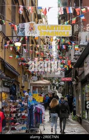 Una scena di strada nei quartieri Spagnoli, Napoli, Campania, Italia Foto Stock