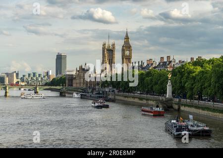 Visualizzare il Tamigi verso il Big Ben e il Parlamento Foto Stock