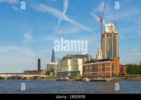 La TORRE DELL'OSSO e altri edifici lungo il Tamigi a Londra Foto Stock