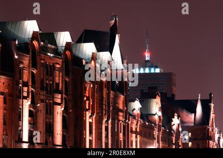 Vista notturna di Speicherstadt, Amburgo, Germania Foto Stock