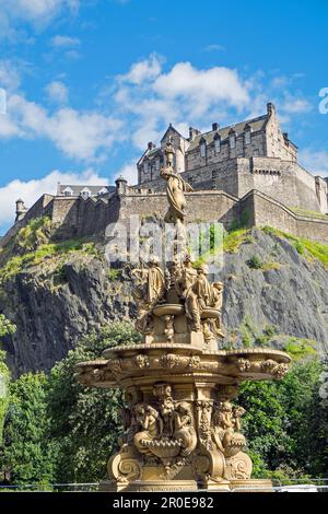 Castello di Edimburgo visto da Princess Street Gardens Foto Stock
