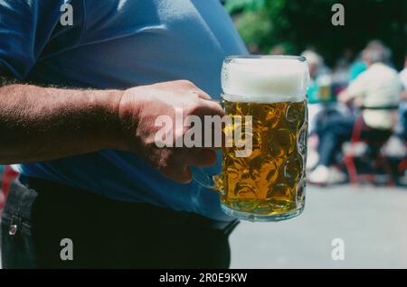 Uomo che trasporta un litro di birra, Baviera, Germania Foto Stock