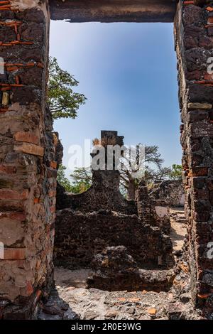 Rovine di Fort James, sito dell'UNESCO Kunta Kinteh o isola di James, commercio di schiavi occidentali, Gambia Foto Stock