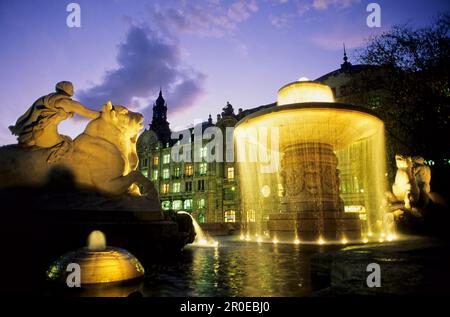 Wittelsbacher Fontana di Brunnen, Piazza Maximiliansplatz, Monaco, Baviera, Germania Foto Stock