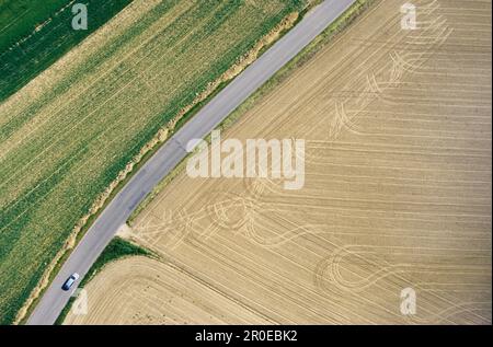 Veduta aerea di una strada di campagna, a ovest di Monaco, Baviera, Germania Foto Stock