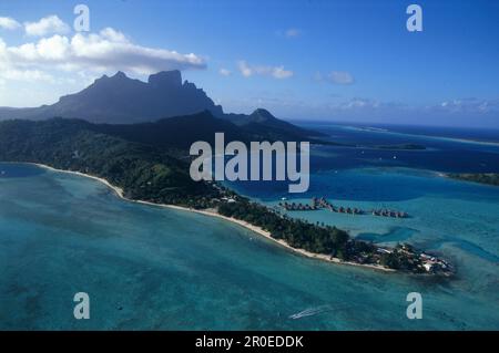 Wasserbungalows, Hotel Moana Beach, Parkroyal am Matira Point, Lagune Bora-Bora, Franz. Polinesien Foto Stock