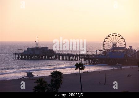 Molo di Santa Monica al tramonto, Santa Monica, California, USA Foto Stock