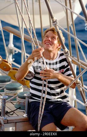 Impostazione delle vele, Royal Clipper Sailing nave, Caraibi Foto Stock