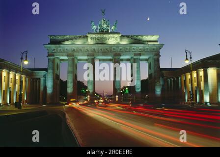 Tracce luminose attraverso la porta di Brandeburgo, Berlino Foto Stock