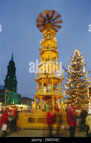 Mercatino di Natale con piramide nei monti Erz, Kreuzkirche, Dresda, Sassonia, Germania Foto Stock