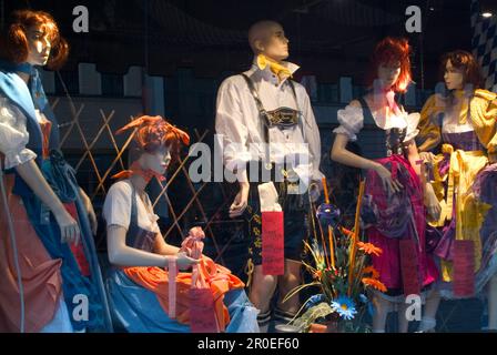 Abiti tradizionali bavaresi in esposizione, pantaloni Dirndl e in pelle, Monaco, Baviera, Germania Foto Stock