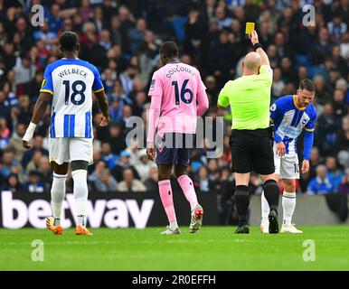 Brighton, Regno Unito. 08th maggio, 2023. Carta gialla emessa ad Adam Webster di Brighton e Hove Albion durante la partita della Premier League tra Brighton e Hove Albion ed Everton all'Amex il 8th 2023 maggio a Brighton, Inghilterra. (Foto di Jeff Mood/phcimages.com) Credit: PHC Images/Alamy Live News Foto Stock