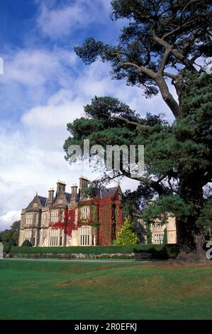 La casa di Muckross e parco sotto il cielo nuvoloso, Killarney, Contea di Kerry, Irlanda, Europa Foto Stock