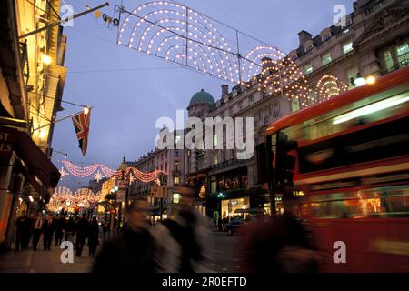 Le luci di Natale sopra la gente a Regent Street, Londra, Inghilterra, Gran Bretagna, Europa Foto Stock