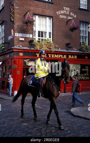 Pattugliatore a cavallo di fronte al Temple Bar, Temple Bar District, Dublino, Irlanda, Europa Foto Stock