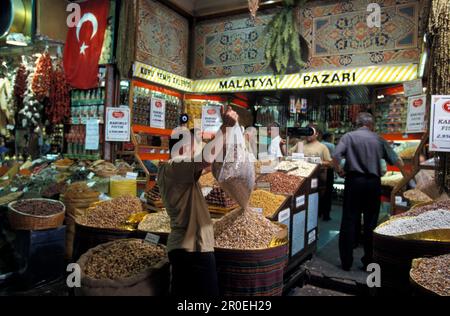 Mercato delle spezie egiziano, Eminoenue, Istanbul, Turchia Foto Stock