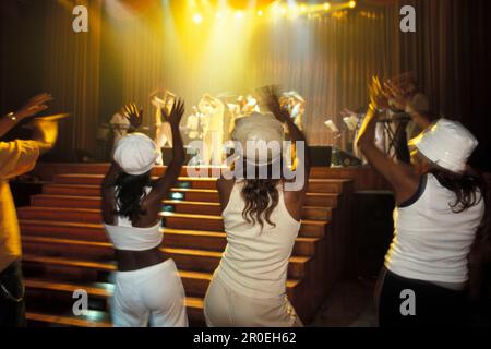 Persone ad un concerto di salsa a Casa de la Musica, l'Avana, Cuba, Caraibi, America Foto Stock