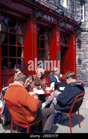 Persone di fronte al pub The Last Drop, Grassmarket, Edimburgo, Scozia, Gran Bretagna, Europa Foto Stock