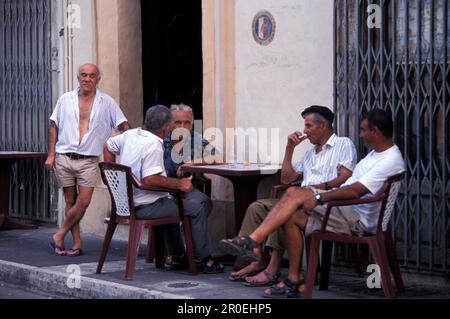 Uomo anziano in Piazza del mercato, Victoria Rabat, Malta Foto Stock