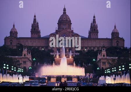 Fontana magica, Font Magica de Montjuic di fronte al Palau National, MNAC, Barcellona, Catalogna, Spagna Foto Stock