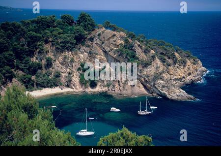 Vista dalle barche a vela su strada costiera in una baia vicino a Giverola, Costa Brava, Catalogna, Spagna Foto Stock