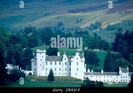 Blair castello in verde paesaggio, Pertshire, Tayside, Scozia, Gran Bretagna, Europa Foto Stock