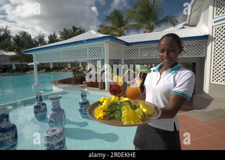 Cameriera che serve Planters Punch all'Hotel la Cocoteraie, le Meridien, Saint-Francois, Guadalupa, Indie Occidentali Foto Stock