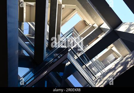 Foto dall'alto di un edificio con forme geometriche, vetro e cemento, angoli e riflessi Foto Stock