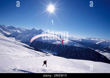 Parapendio sul monte Jakobshorn, Davos, Grigioni, Svizzera Foto Stock