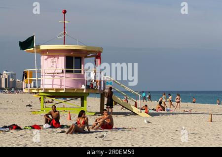 Bagnino torre e persone sulla spiaggia, South Beach, Miami, Florida, Stati Uniti, America Foto Stock