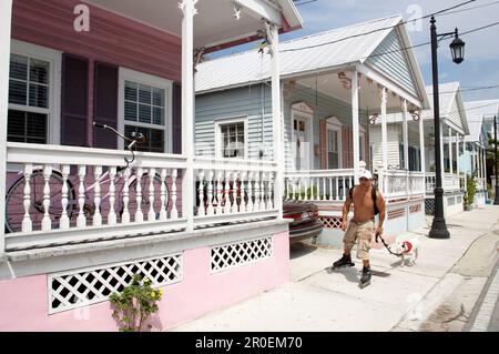 Fila di case color pastello, Key West, Florida Keys, Florida, USA Foto Stock