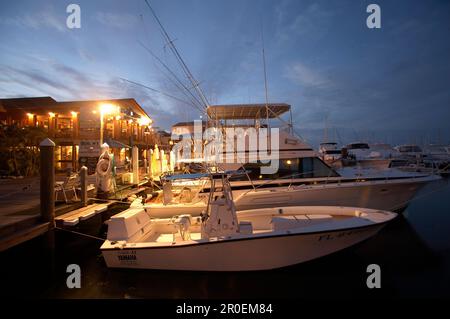 Barche da pesca d'altura al porto, passeggiata nel porto, Key West, Florida Keys, Florida, STATI UNITI Foto Stock