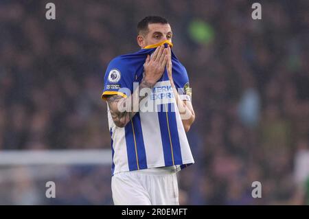 Brighton e Hove, Regno Unito. 8th maggio, 2023. Lewis Dunk di Brighton e Hove Albion si trovano in una posizione sconvolta dopo la partita della Premier League presso l'AMEX Stadium, Brighton e Hove. Il credito dell'immagine dovrebbe essere: Paul Terry/Sportimage Credit: Sportimage Ltd/Alamy Live News Foto Stock