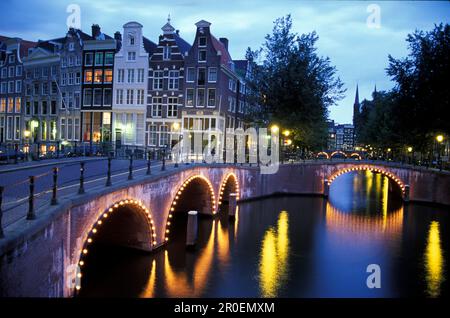 Magere Brug, Ponte Magere la sera, ponte levatoio, fiume Amstel, Amsterdam, Paesi Bassi Foto Stock