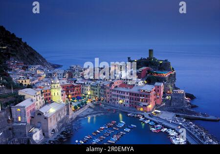 Vernazza in serata, vista dall'alto, cinque Terre, Liguria, Italia Foto Stock