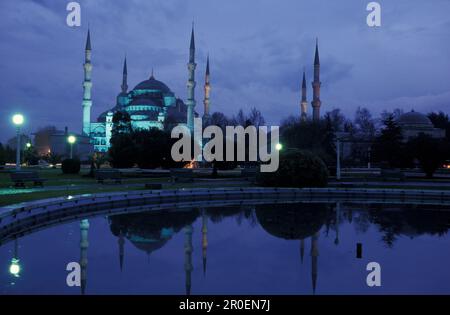 Moschea Blu in serata, Istanbul, Turchia Foto Stock